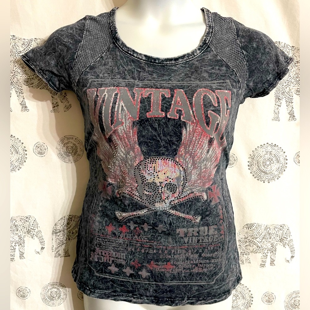 Ladies Medium Daytrip “VINTAGE” Skull w wings acid wash vented shoulders graphic